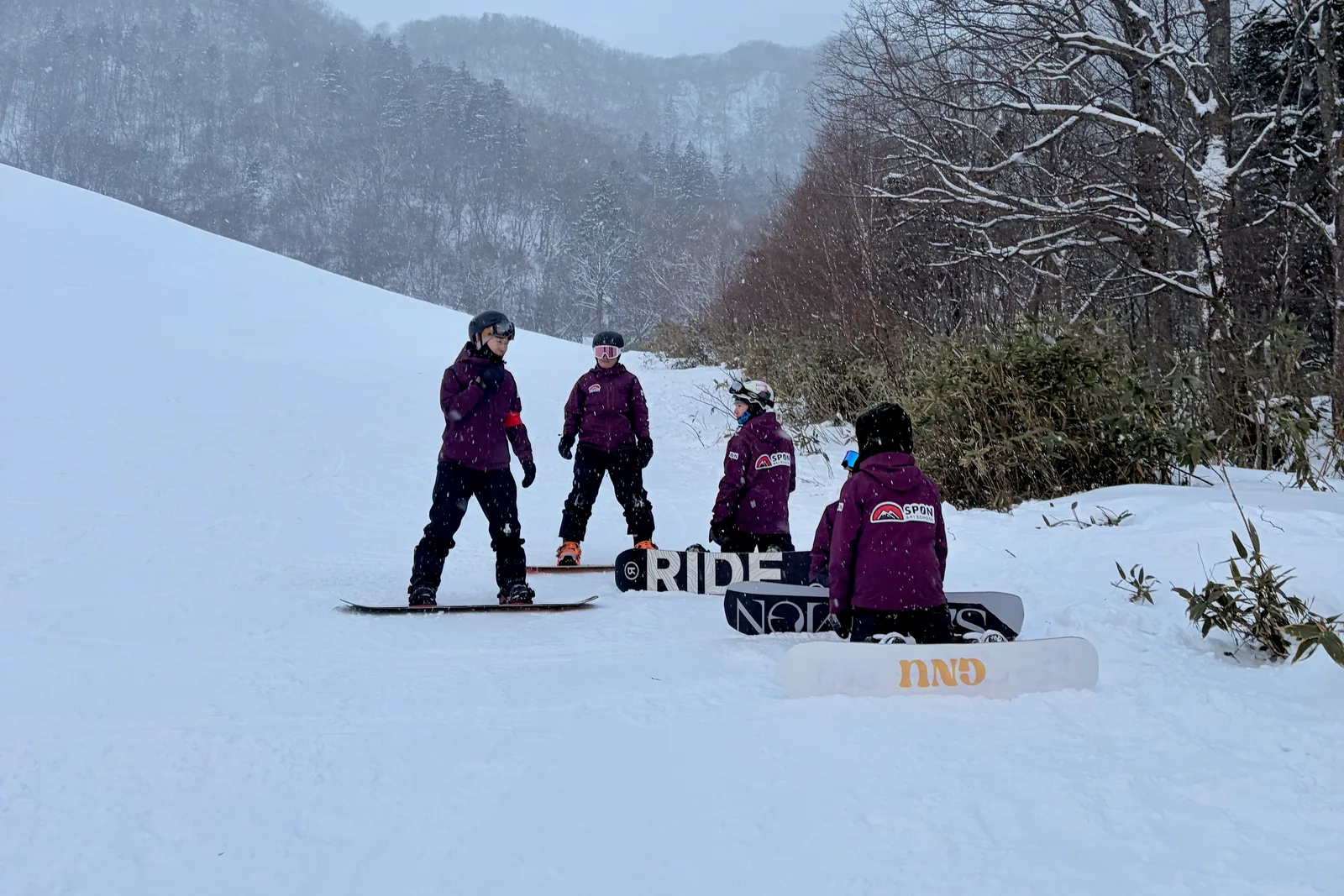 SPON 教練團隊與雪地訓練